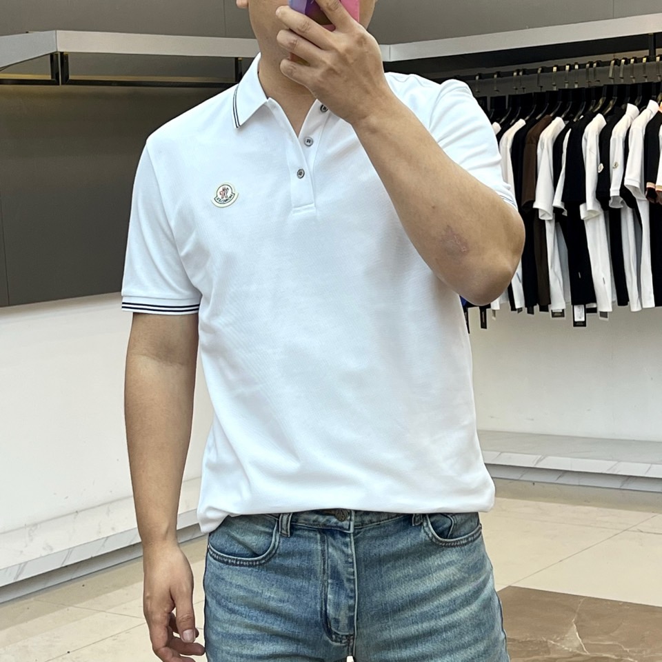 Mon蒙口、2026春夏新品短袖Polo衫，经典翻领设计搭配双条纹镶边，简约中透出精致细节。胸前小巧的品