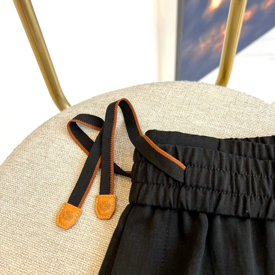 loro Piana诺悠翩雅、2026春夏新品松紧腰头休闲裤，采用直筒剪裁与松紧抽绳腰头设计，兼顾穿脱便