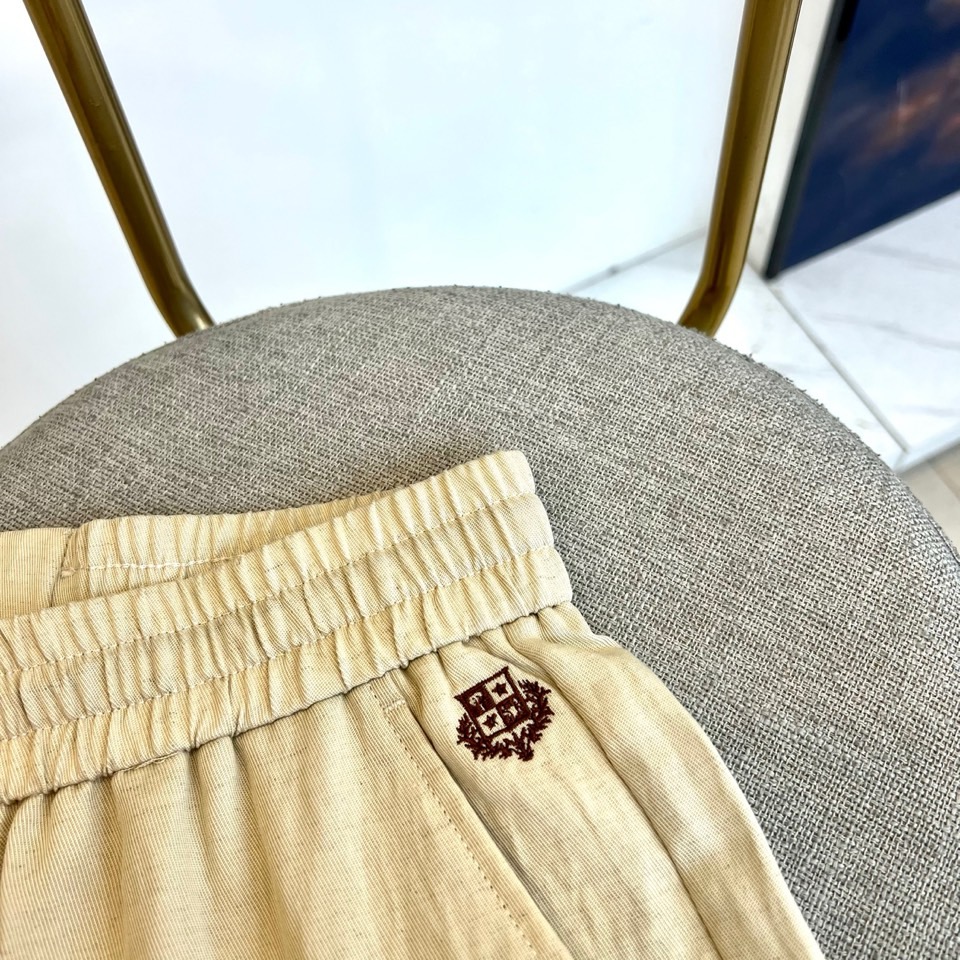 loro Piana诺悠翩雅、2026春夏新品松紧腰头休闲裤，采用直筒剪裁与松紧抽绳腰头设计，兼顾穿脱便