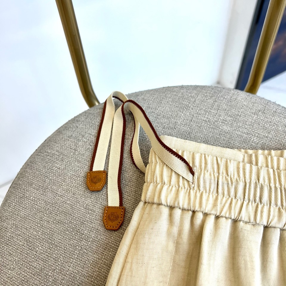 loro Piana诺悠翩雅、2026春夏新品松紧腰头休闲裤，采用直筒剪裁与松紧抽绳腰头设计，兼顾穿脱便