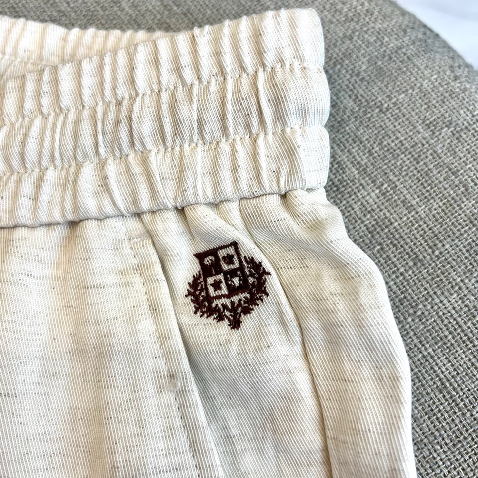 loro Piana诺悠翩雅、2026春夏新品松紧腰头休闲裤，采用直筒剪裁与松紧抽绳腰头设计，兼顾穿脱便
