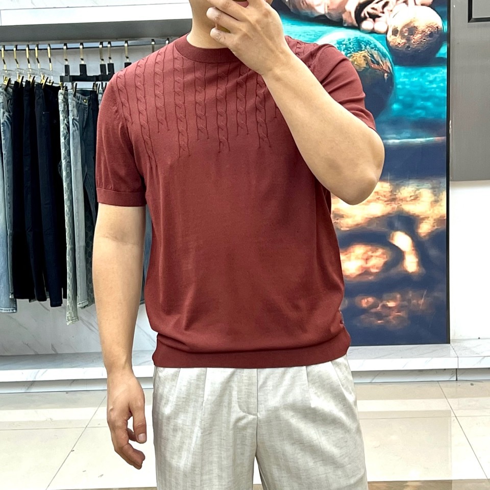 Brunello Cucinell- 2026春夏新品短袖针织衫，以经典圆领与合身版型诠释低调优雅。其精