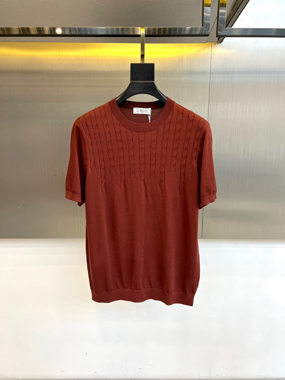 Brunello Cucinell- 2026春夏新品短袖针织衫，以经典圆领与合身版型诠释低调优雅。其精