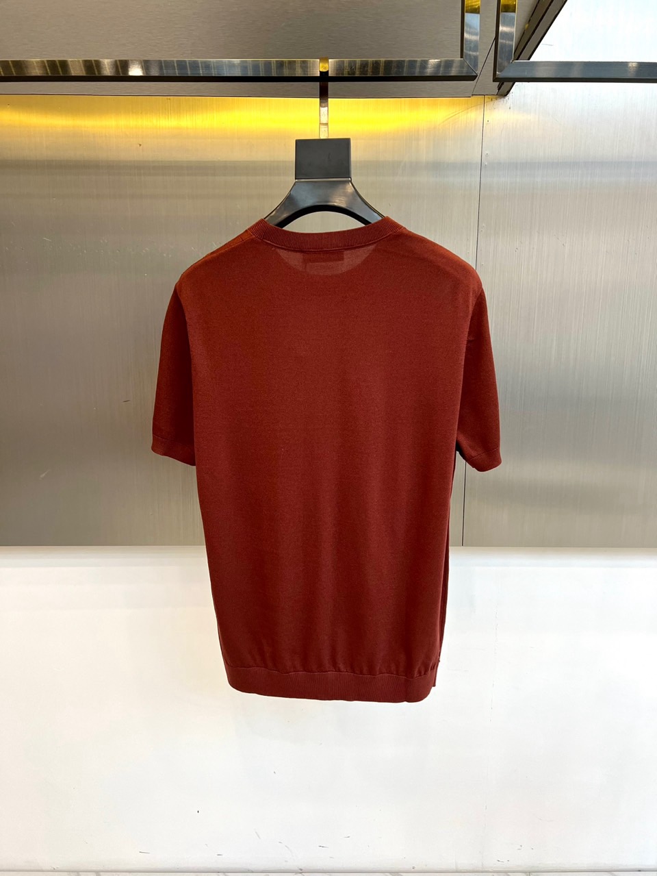 Brunello Cucinell- 2026春夏新品短袖针织衫，以经典圆领与合身版型诠释低调优雅。其精