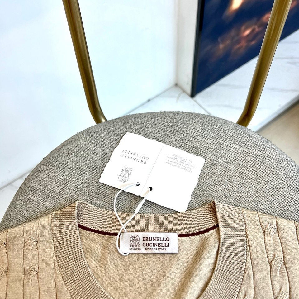 Brunello Cucinell- 2026春夏新品短袖针织衫，以经典圆领与合身版型诠释低调优雅。其精