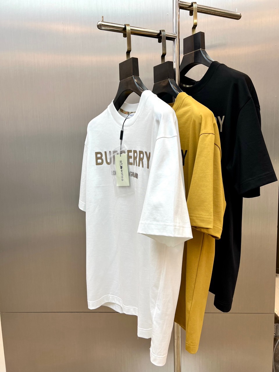 Bur巴宝莉、2026春夏新品短袖T恤，以经典品牌标识为核心设计语言，胸前醒目呈现大字母印花，字体利落饱