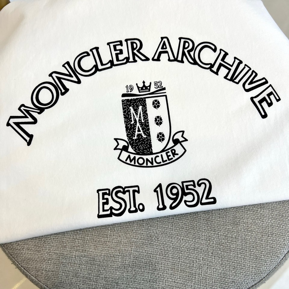 Mon蒙口、2026春夏新品短袖T恤重磅登场！以品牌1952年创立的厚重历史为灵感基底，胸前经典徽章图案