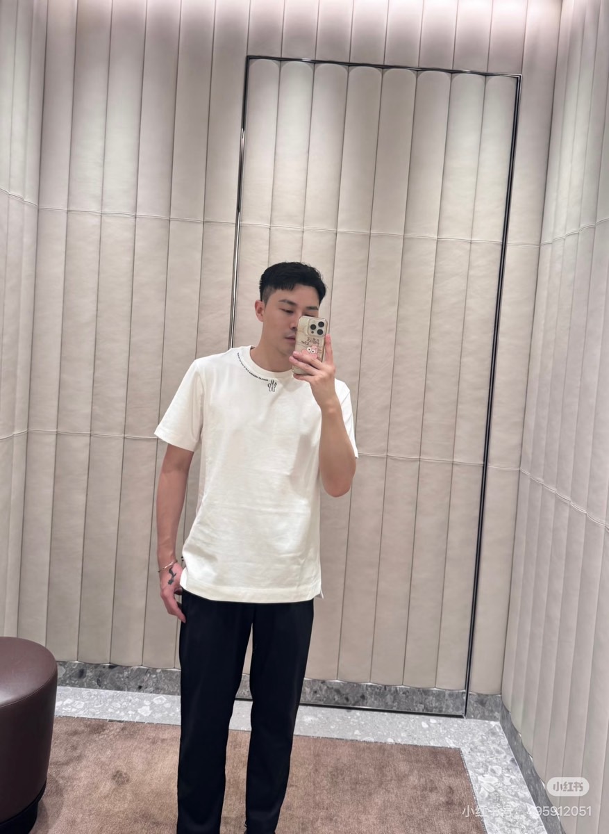 Mon蒙口、2026春夏新品短袖T恤，以简约纯色为主调，打造都市轻奢日常穿搭范本。经典圆领设计贴合颈部线