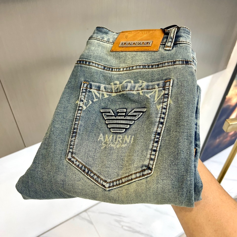 ARM阿玛尼、2026春夏新品牛仔裤重磅登场！延续品牌经典鹰标基因，后袋LOGO立体醒目，搭配做旧水洗工