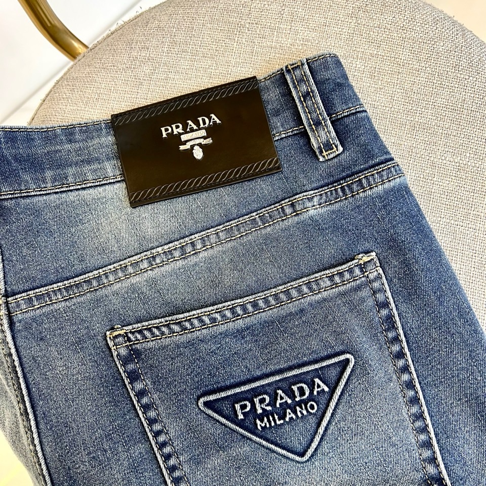 Prad普拉、2026FW早春新款时尚弹力法郎金属三角标logo牛仔裤，极具P家美学基调的一款裤子，以面