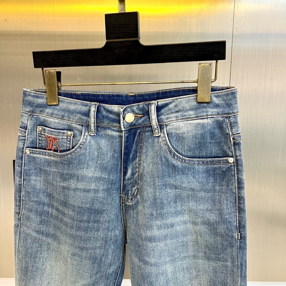H爱马仕、2026春夏新品男士牛仔裤，以精湛工艺与标志性细节诠释低调奢华。款式采用经典直筒剪裁，贴合身形