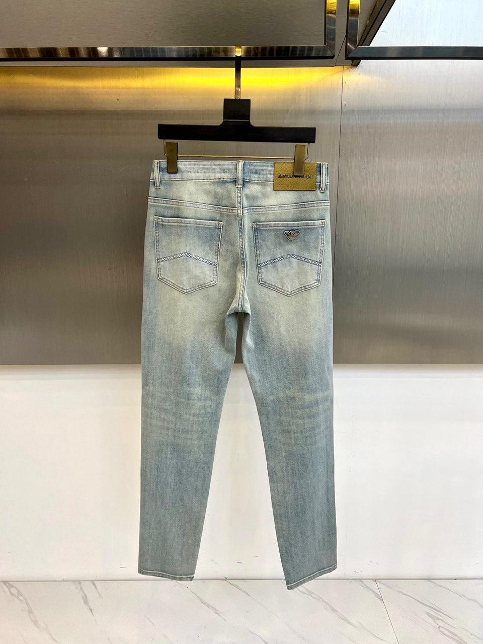 EmPorio Armani 阿玛尼、2026春夏男士牛仔裤，以精湛剪裁诠释意式优雅。款式采用经典五袋设