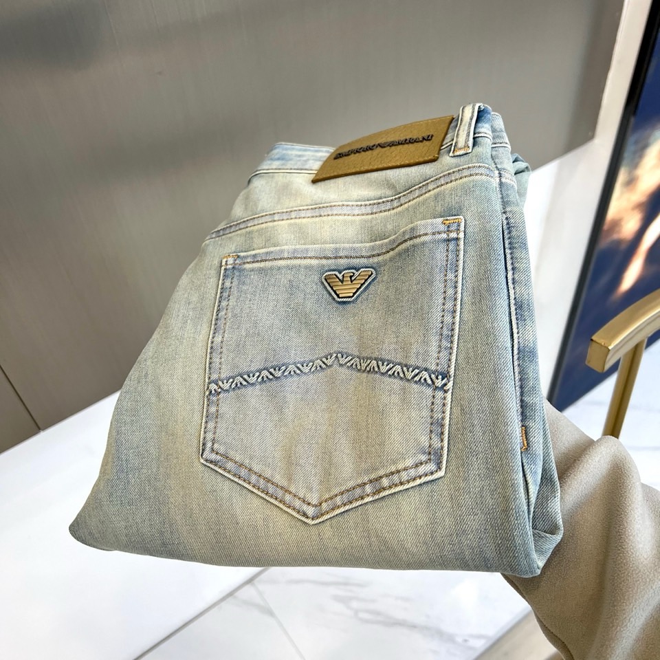 EmPorio Armani 阿玛尼、2026春夏男士牛仔裤，以精湛剪裁诠释意式优雅。款式采用经典五袋设