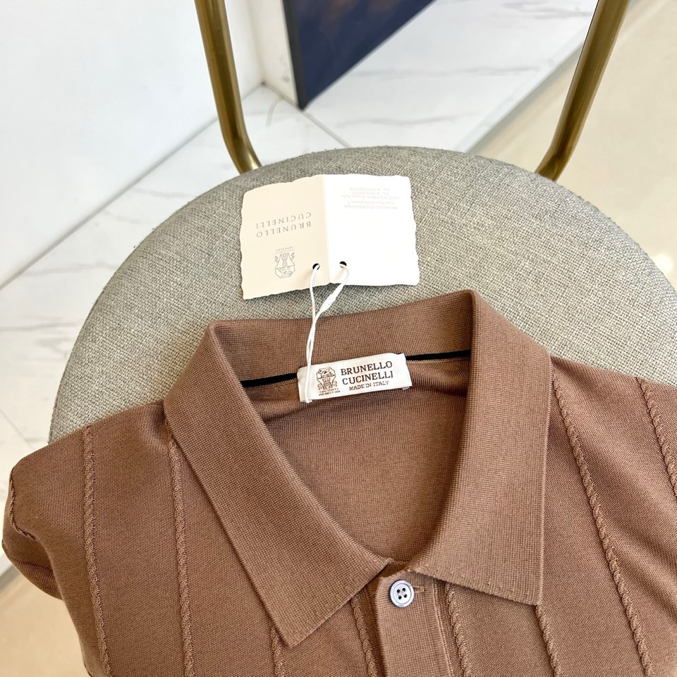 Brunello Cucinelli-bc、2026春夏新品短袖Polo，这款针织POLO衫以轻奢休闲风