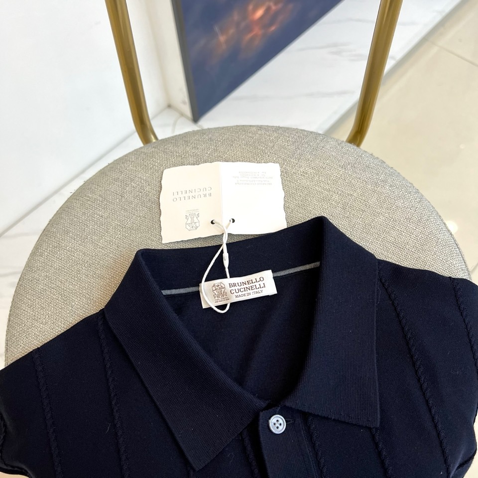 Brunello Cucinelli-bc、2026春夏新品短袖Polo，这款针织POLO衫以轻奢休闲风