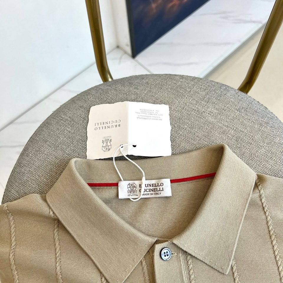 Brunello Cucinelli-bc、2026春夏新品短袖Polo，这款针织POLO衫以轻奢休闲风