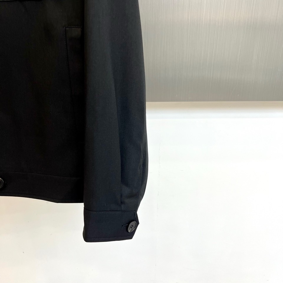 loro Piana诺悠翩雅、2026春夏新品夹克，以意式奢雅重塑经典工装风。色调沉稳大气，翻领设计利落