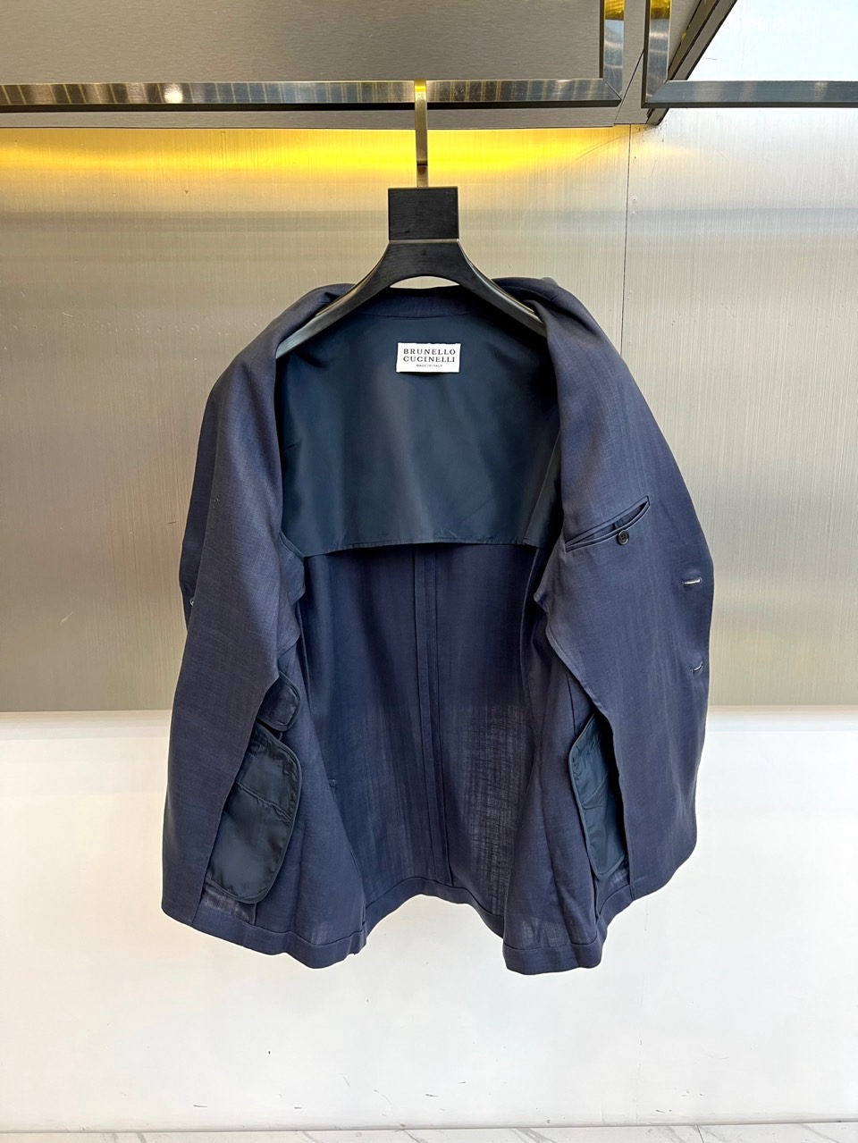 Brunello Cucinelli 2026春夏男士西装，以经典的单排扣设计与利落翻驳领，勾勒出简约而