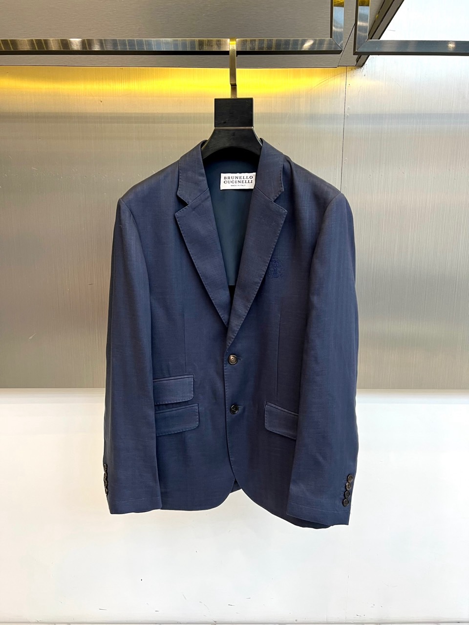 Brunello Cucinelli 2026春夏男士西装，以经典的单排扣设计与利落翻驳领，勾勒出简约而