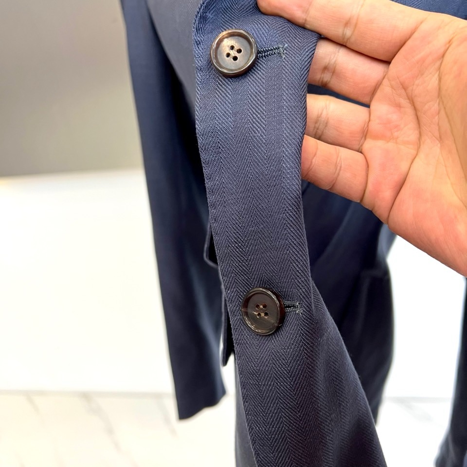Brunello Cucinelli 2026春夏男士西装，以经典的单排扣设计与利落翻驳领，勾勒出简约而