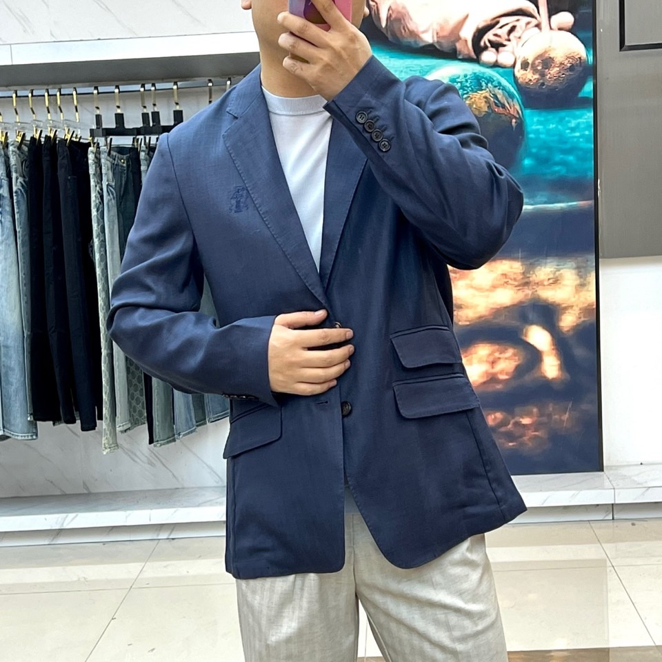Brunello Cucinelli 2026春夏男士西装，以经典的单排扣设计与利落翻驳领，勾勒出简约而