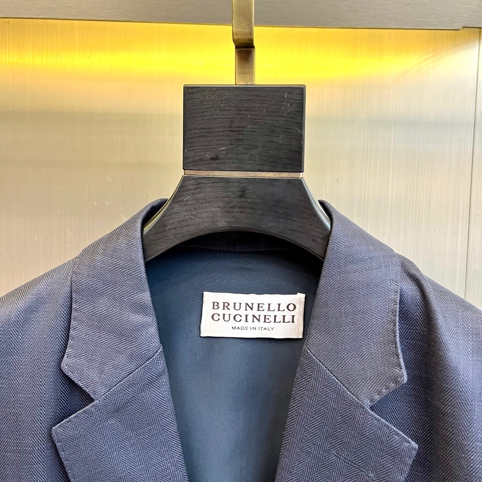 Brunello Cucinelli 2026春夏男士西装，以经典的单排扣设计与利落翻驳领，勾勒出简约而