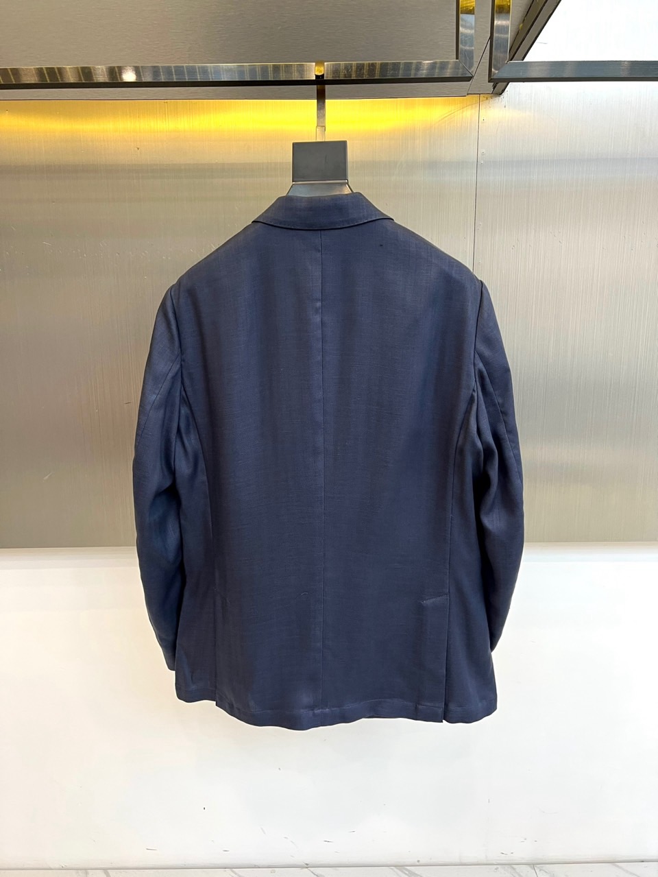 Brunello Cucinelli 2026春夏男士西装，以经典的单排扣设计与利落翻驳领，勾勒出简约而