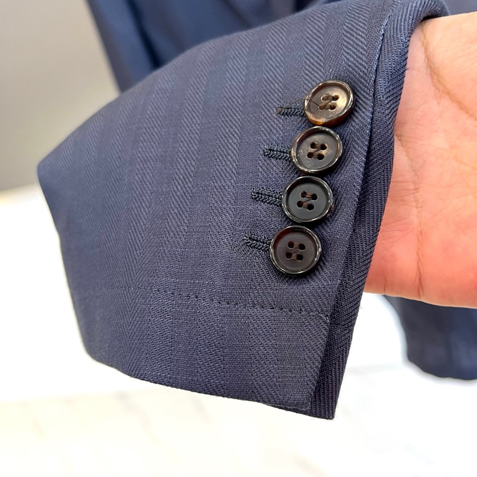 Brunello Cucinelli 2026春夏男士西装，以经典的单排扣设计与利落翻驳领，勾勒出简约而