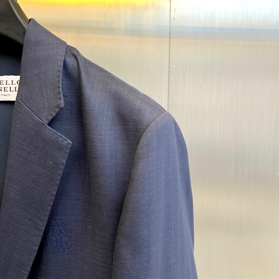 Brunello Cucinelli 2026春夏男士西装，以经典的单排扣设计与利落翻驳领，勾勒出简约而
