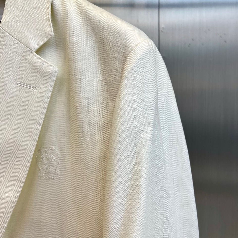 Brunello Cucinelli 2026春夏男士西装，以经典的单排扣设计与利落翻驳领，勾勒出简约而