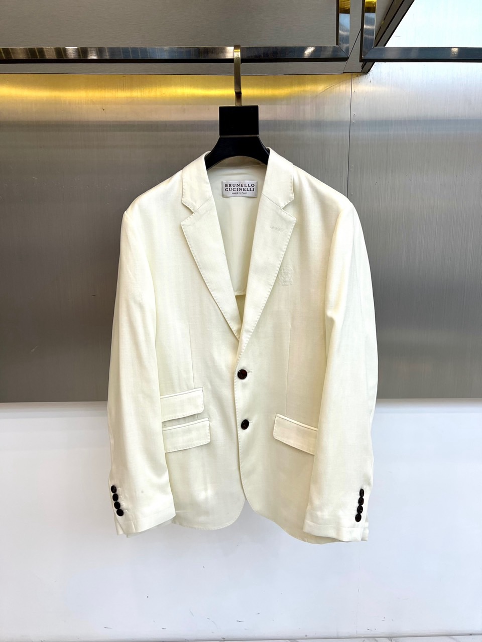 Brunello Cucinelli 2026春夏男士西装，以经典的单排扣设计与利落翻驳领，勾勒出简约而