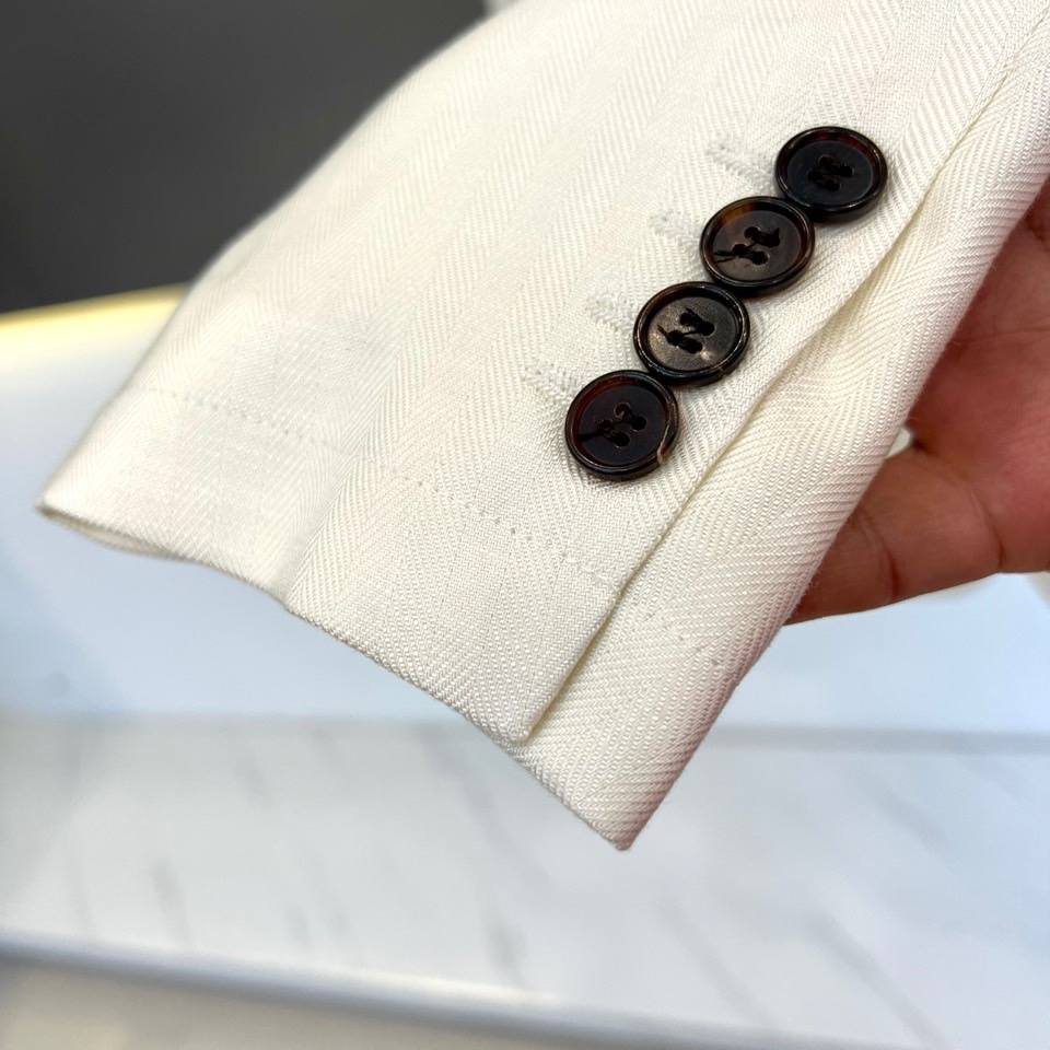Brunello Cucinelli 2026春夏男士西装，以经典的单排扣设计与利落翻驳领，勾勒出简约而