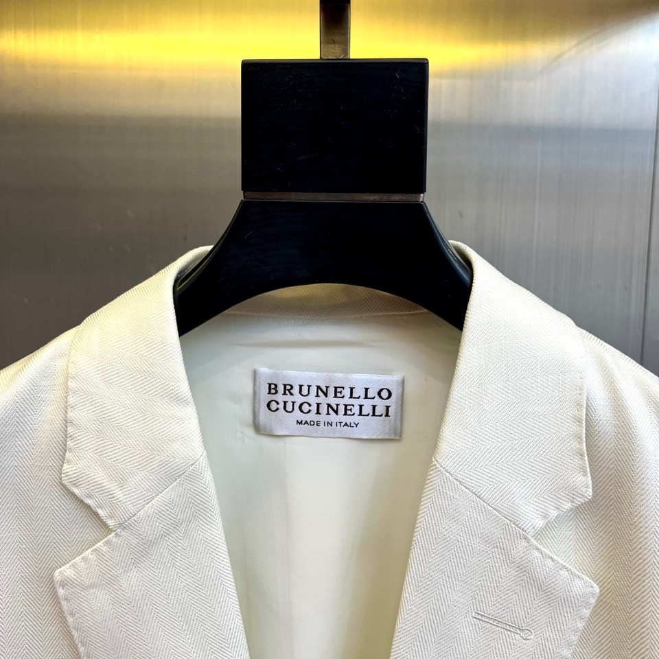Brunello Cucinelli 2026春夏男士西装，以经典的单排扣设计与利落翻驳领，勾勒出简约而