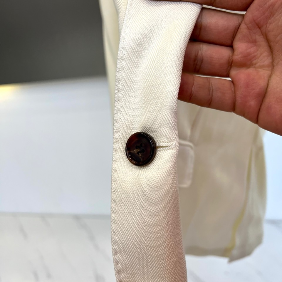 Brunello Cucinelli 2026春夏男士西装，以经典的单排扣设计与利落翻驳领，勾勒出简约而