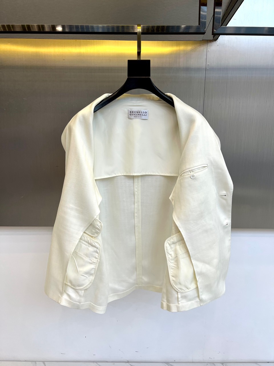 Brunello Cucinelli 2026春夏男士西装，以经典的单排扣设计与利落翻驳领，勾勒出简约而