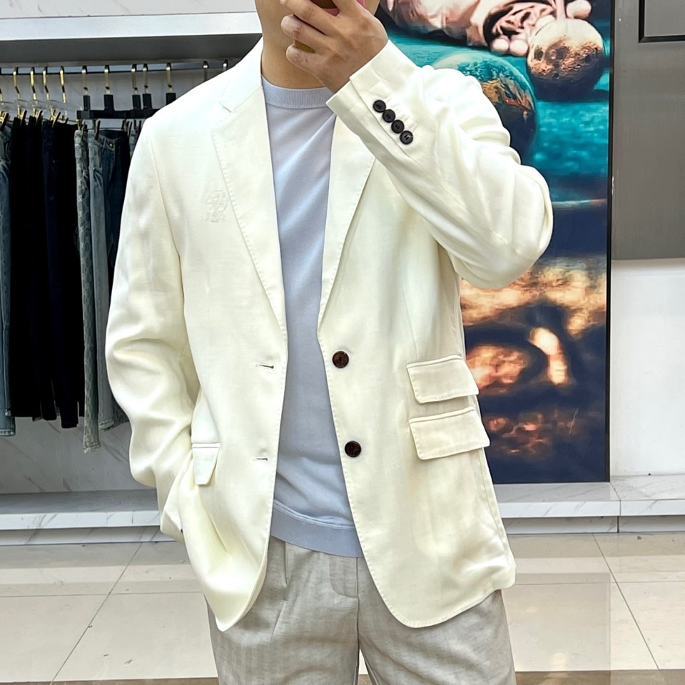 Brunello Cucinelli 2026春夏男士西装，以经典的单排扣设计与利落翻驳领，勾勒出简约而