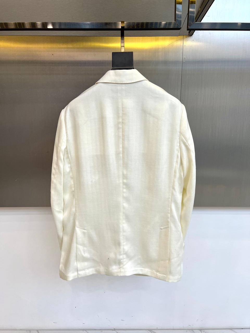 Brunello Cucinelli 2026春夏男士西装，以经典的单排扣设计与利落翻驳领，勾勒出简约而