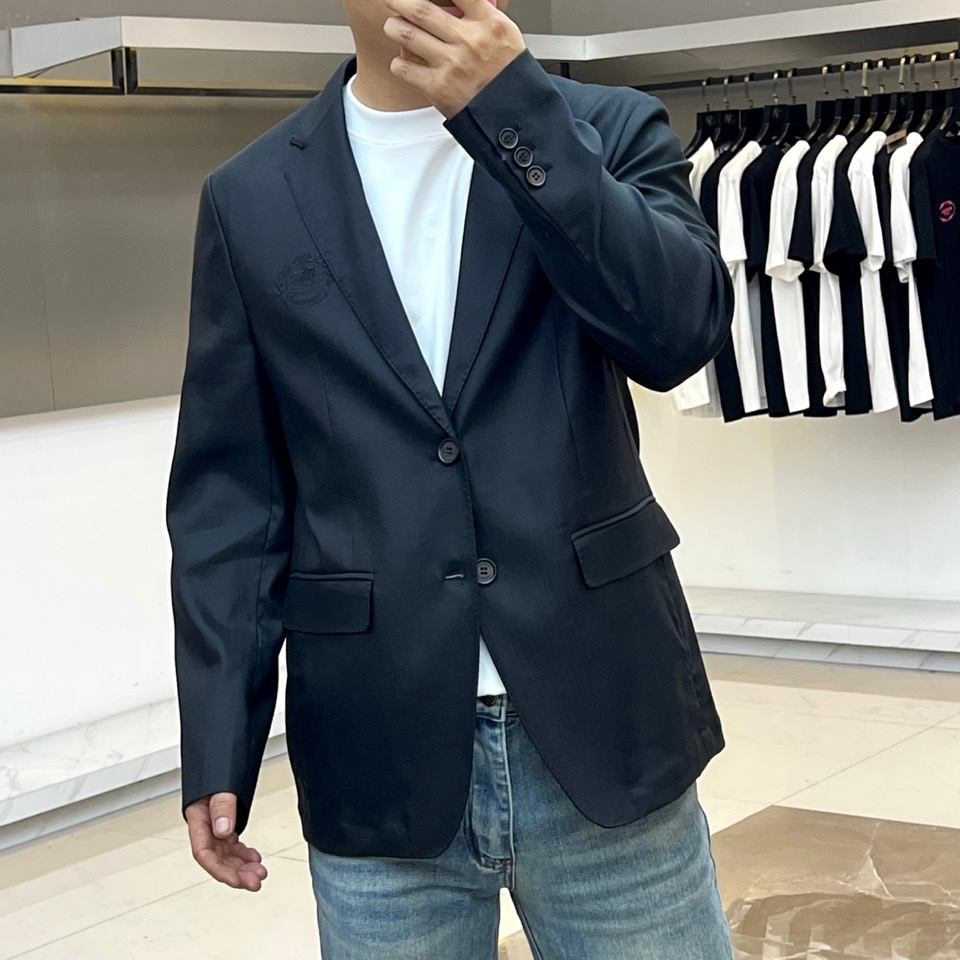 Bur巴宝莉、2026春夏新品西装，以利落剪裁诠释现代优雅，经典平驳领搭配双扣设计，简约中透出英伦绅士格