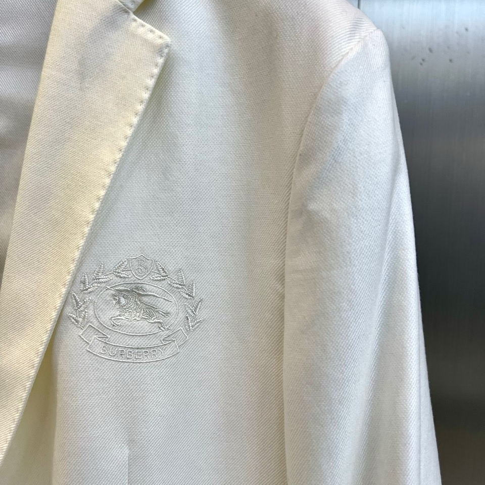 Bur巴宝莉、2026春夏新品西装，以利落剪裁诠释现代优雅，经典平驳领搭配双扣设计，简约中透出英伦绅士格
