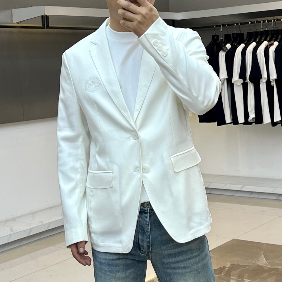 Bur巴宝莉、2026春夏新品西装，以利落剪裁诠释现代优雅，经典平驳领搭配双扣设计，简约中透出英伦绅士格