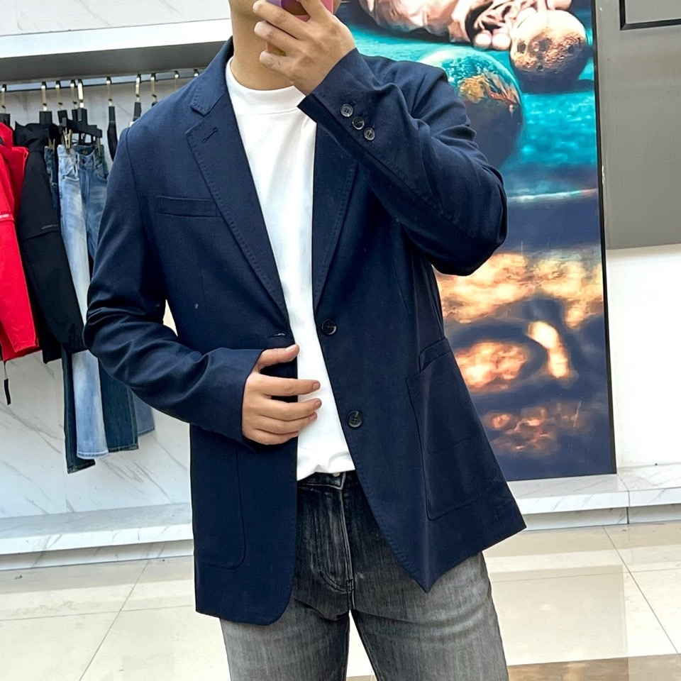 Brunello Cucinelli-bc、2026春夏便西，以经典单排两粒扣与利落翻驳领勾勒隽永廓形。