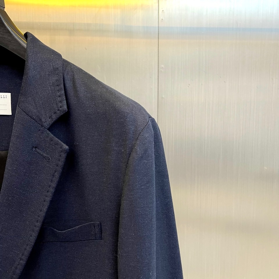 Brunello Cucinelli-bc、2026春夏便西，以经典单排两粒扣与利落翻驳领勾勒隽永廓形。