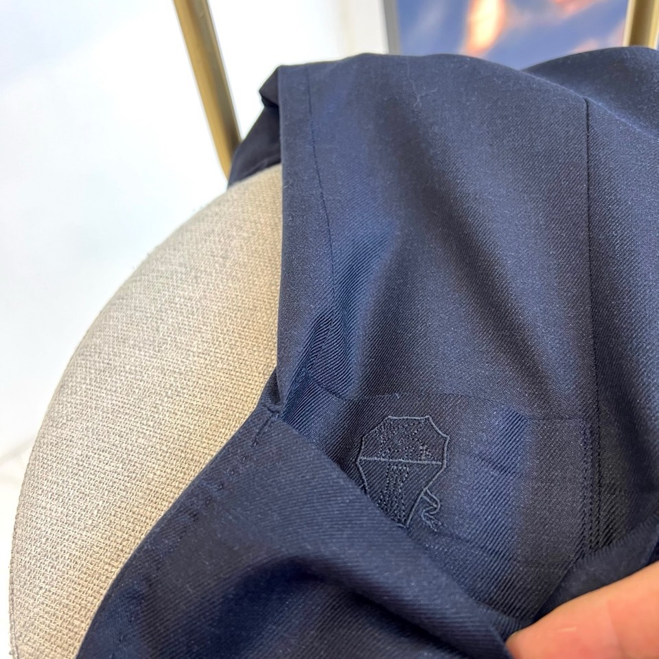 Brunello Cucinelli-bc、2026春夏便西，以经典单排两粒扣与利落翻驳领勾勒隽永廓形。
