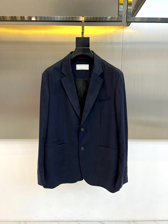 Brunello Cucinelli-bc、2026春夏便西，以经典单排两粒扣与利落翻驳领勾勒隽永廓形。