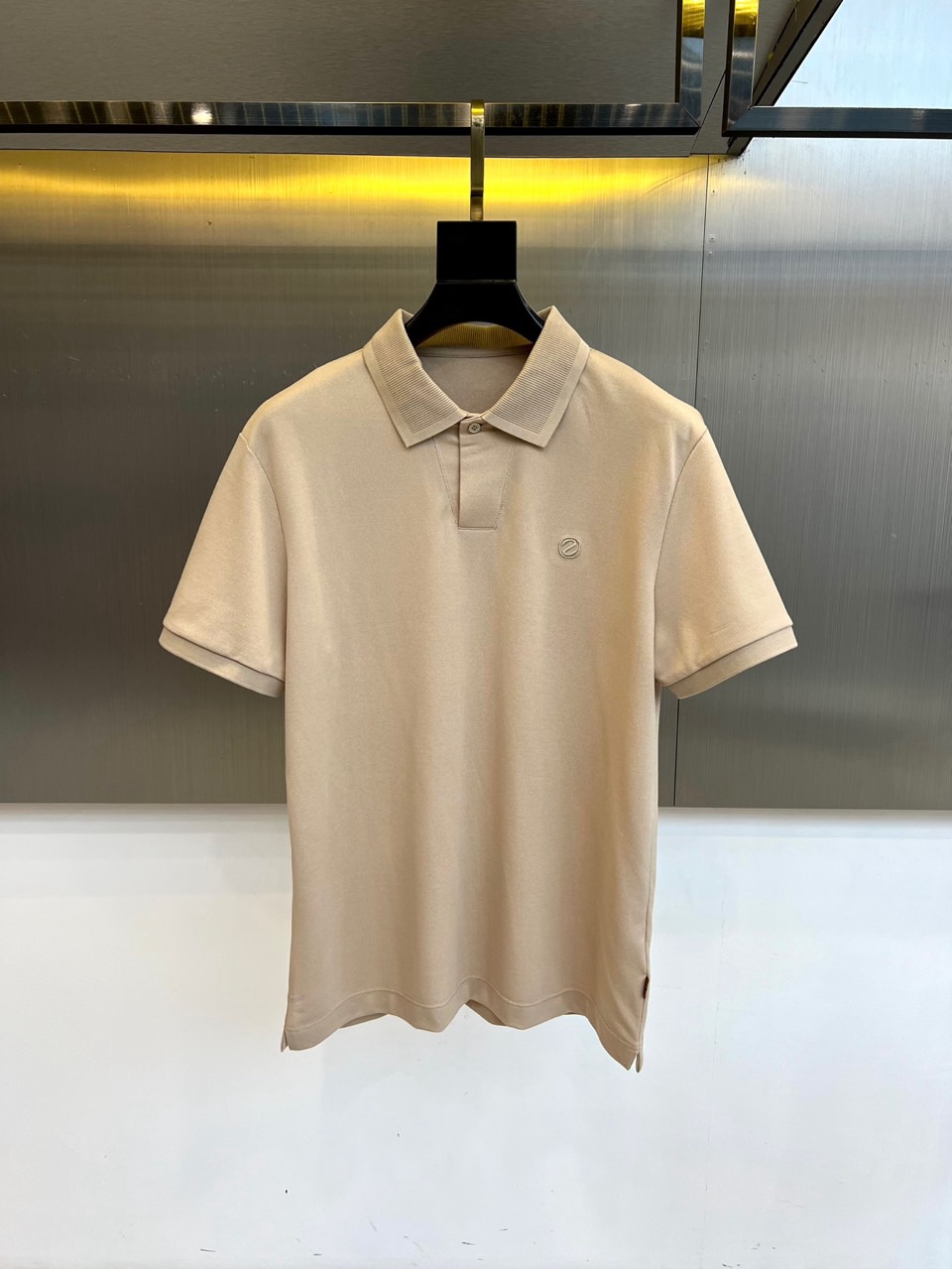 zegna杰尼亚、2026春夏新品男士POLO衫，以利落剪裁诠释当代都市轻奢风，简约却不简单。色调纯净柔