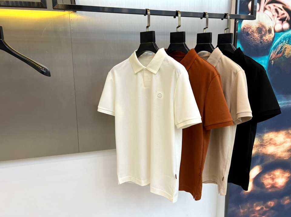 zegna杰尼亚、2026春夏新品男士POLO衫，以利落剪裁诠释当代都市轻奢风，简约却不简单。色调纯净柔