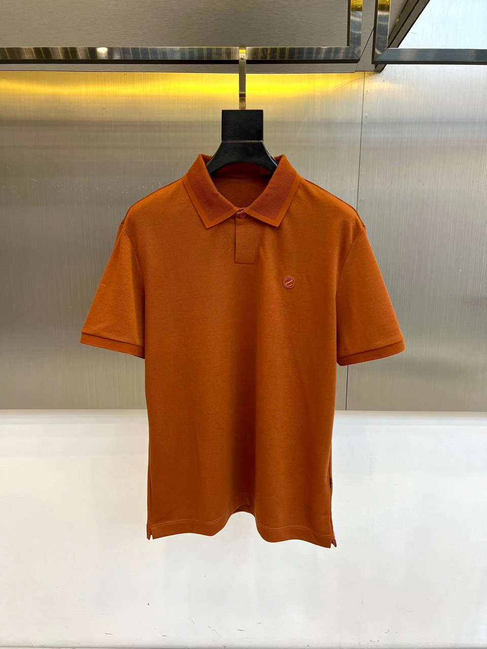 zegna杰尼亚、2026春夏新品男士POLO衫，以利落剪裁诠释当代都市轻奢风，简约却不简单。色调纯净柔