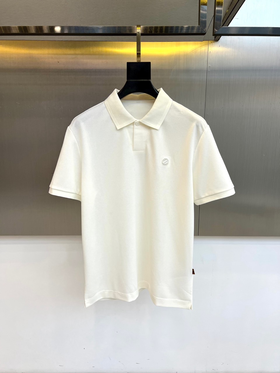 zegna杰尼亚、2026春夏新品男士POLO衫，以利落剪裁诠释当代都市轻奢风，简约却不简单。色调纯净柔
