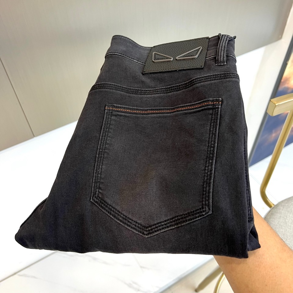 NO:863554,Fend Fendi, 2026 spring and summer new jeans, use neat tailoring to outline a blend of retro and modern styles. The unique triangular metal decoration on the back waist and leather logo instantly enhance the recognition. The texture of the denim fabric is stiff but skin-friendly, and has undergone a special washing process.  treatment, retaining the original denim texture while giving a more advanced distressed feel. The classic back pocket is embellished with double-line stitching and contrasting topstitching, showing ingenuity in the details. The version is suitable for a variety of body shapes, which can not only modify the leg shape but also give the outfit a sense of relaxation. It can be worn with a short-sleeved top for daily outings.  Combine it with a simple shirt when commuting to show your sophistication, and choose a smooth sweater for a date to add a gentle atmosphere. It is a timeless and versatile king in the wardrobe. It uses low-key tones to collide with individual designs and injects the spirit of retro denim into the 2026 spring and summer trend, allowing you to find the perfect balance between comfort and style. Every time you wear it, it is a vivid expression of your own style, easily unlocking the possibility of dressing in four seasons. 29-38 (no 37),,fendi,fendi,jeans,shirts,T-shirt,19860909Fend芬迪、2026春夏新品牛仔裤,以利落剪裁勾勒复古与现代交融的风格.后腰别致的三角金属装饰搭配皮质标牌,瞬间提升辨识度,牛仔面料质感硬挺却亲肤,经特殊水洗工艺处理,保留原始丹宁肌理同时更显高级做旧感.经典后袋以双线车缝+撞色明线点缀,细节处彰显匠心,版型适配多种身形,既能修饰腿型又赋予穿搭松弛感.日常出街可搭配短袖上衣,通勤时与简约衬衫组合尽显干练,约会选柔滑针织衫则添温柔氛围.它是衣橱里永不过时的百搭王,用低调色调碰撞个性设计,将复古丹宁精神注入2026春夏潮流,让你在舒适与型格间找到完美平衡,每一次穿着都是自我风格的鲜活表达,轻松解锁四季穿搭可能性.29-38（无37）,,fendi,fendi,jeans,shirts,T-shirt,,Men's clothing