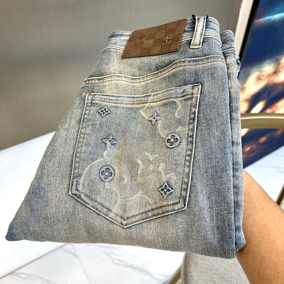 NO:863531,1v Vuitton, 2026 spring and summer new jeans, reshape the aesthetics of daily wear with neat tailoring. The classic denim fabric has a high-end matte texture. The crisp version is suitable for various body shapes. It can still maintain neat lines after sitting for a long time and say goodbye to soft folds. The presbyopic leather patch on the back waist is matched with a metal starburst buckle.  The luxurious logo is also infused with trendy ingenuity, and the delicate lines on the edges of the pockets hide the craftsmanship, and every stitch shows ingenuity. In terms of style, it breaks the boundary between casual and light luxury - pair it with a simple white T and sports shoes every day to instantly unlock the casual street style; put it on a silk shirt and loafers,  It can also be transformed into a casual and sophisticated style in the workplace, and can be worn in all scenes of commuting, dating, and shopping. The denim texture is more breathable and skin-friendly in spring and summer wear. It not only retains the retro genes of denim, but also reconstructs the contemporary aesthetic with minimalist tones and exquisite hardware, making the single product a 'master key' in the wardrobe, with low cost.  It emphasizes luxurious details and interprets the high-end relaxation that belongs to the spring and summer of 2026. Wearing it, every step is interpreting a self-consistent fashion attitude. 29-38 (no 37),, loafers, sneakers, jeans, shirts, real  silk,198609091v威登、2026春夏新品牛仔裤,以利落剪裁重塑日常穿搭美学,经典丹宁面料自带高级哑光质感,挺括版型适配多元身形,久坐起身仍保持利落线条,告别软塌褶皱.后腰老花皮牌搭配金属星芒饰扣,奢华标识的同时注入潮流巧思,口袋边缘细腻走线暗藏工艺温度,每一处针脚都彰显匠心.风格上,它打破休闲与轻奢的边界——日常搭配简约白T与运动鞋,即刻解锁随性街头风；换上真丝衬衫与乐福鞋,又能化身职场轻熟风,通勤、约会、逛街全场景hold住.丹宁肌理在春夏穿搭中更显透气亲肤,既保留牛仔的复古基因,又以极简色调+精致五金重构当代审美,让单品成为衣橱里的“万能钥匙”,用低调奢华的细节,诠释属于2026春夏的高级松弛感,穿上它,每一步都在演绎风格自洽的时尚态度.29-38（无37）,,loafers,sneakers,jeans,shirts,real silk,,Men's clothing